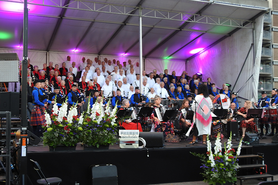 Muziekspectakel op het plein