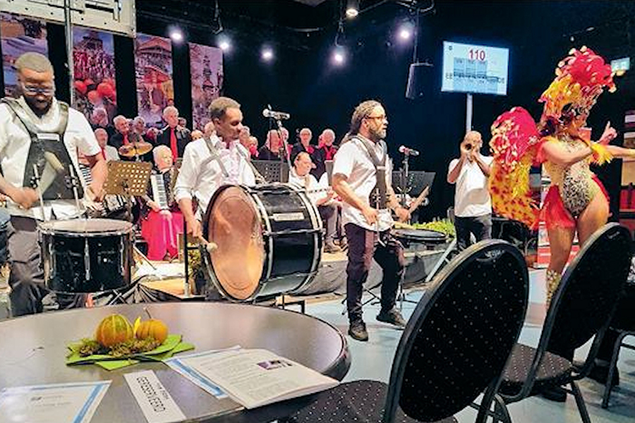 Geslaagd tropisch najaarsconcert Hoekse Tranentrekkers